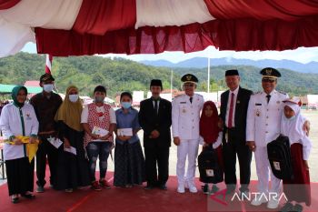 BAZNAS Sigi  salurkan bantuan ke siswa kurang mampu dan pelaku usaha