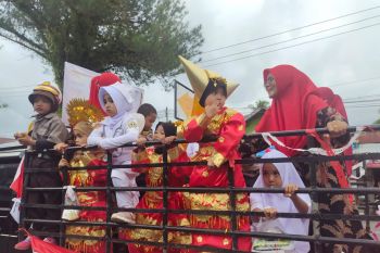 Ratusan warga Pariaman ikuti pawai meriahkan HUT Kemerdekaan RI