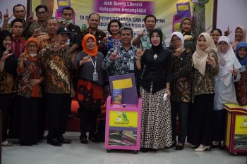 Gunungkidul melakukan gerakan sedekah buku melalui "Sajisaka"