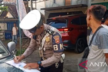 Satlantas Polres OKU tilang kendaraan antre beli BBM di SPBU