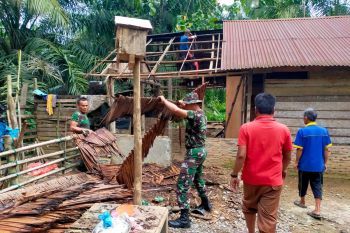TNI bedah rumah veteran perempuan usia 90 tahun di Aceh Tamiang