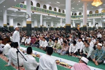 Galeri Foto - HUT ke-65 Provinsi Riau, ribuan warga dzikir akbar bersama Ustadz Das'ad Latif