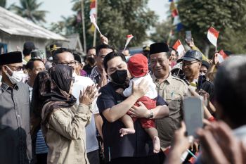 Tak Mau Kalah, Erick Thohir Ikuti Ki Marpu Fashion Week