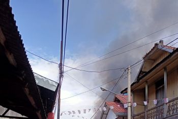 DPKP OKU berjibaku padamkan api di kawasan padat penduduk