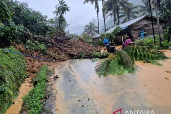 Longsor, akses jalan nasional  Padang-Solok lumpuh total