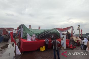 Atap panggung lomba perahu hias di Palembang ambruk