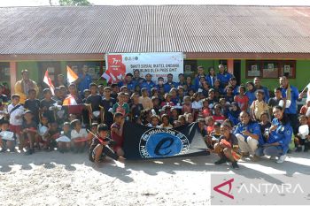 Ikatel Undana dan PKBS bantu 205 paket alat tulis untuk pelajar di pedalaman