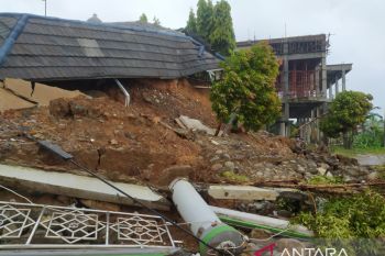 Akibat hujan deras pondasi masjid roboh