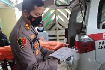 Sosok mayat laki-laki berbalut selimut dililit kabel ditemukan di pinggir tebing jalan