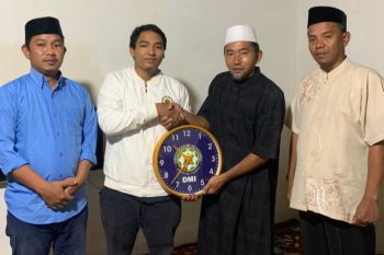 DMI Sulteng salurkan bantuan jam dinding untuk 2.105 masjid
