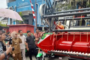 Bupati Mamuju serahkan alsintan senilai Rp4 miliar kepada kelompok tani