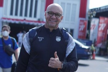 Passos ingatkan kiper Persib tak cepat puas diri