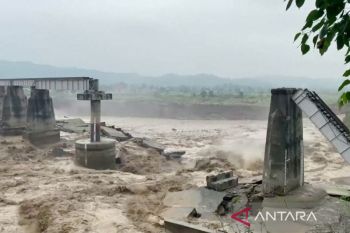 Puluhan orang meninggal akibat banjir