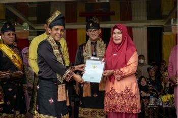 Wamen ATR/BPN Raja Juli Antoni  serahkan 20 sertipikat tanah lintas sektoral di Riau