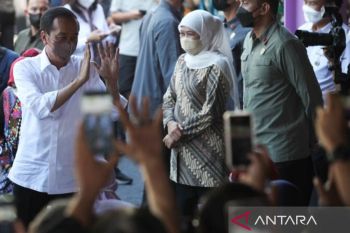 Jokowi bagikan bansos ke ratusan pedagang Pasar Pucang Anom Surabaya