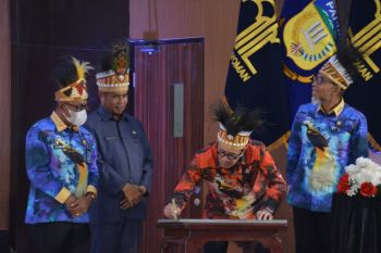Menkumham meluncurkan Klinik Kekayaan Intelektual Bergerak di Papua