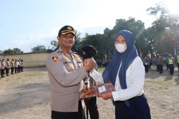 Wanita ini diberikan penghargaan dari Polisi setelah lawan jambret