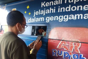 100 orang tukar uang baru di Pasar Kreneng Denpasar