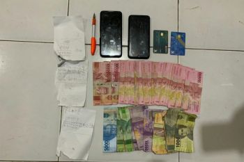 Saat rekap nomor togel, tiga pelaku judi daring di Sumbawa dibekuk