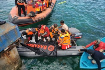 Basarnas evakuasi jenazah personel TNI tenggelam di Pantai Baubau Sulawesi Tenggara