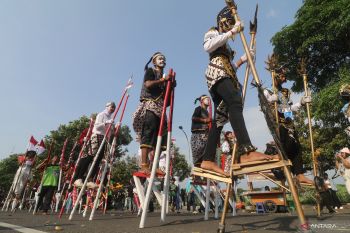 Egrang kreasi di Kediri