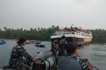 TNI Angkatan Laut  evakuasi penumpang kapal yang kandas di Perairan Talaud