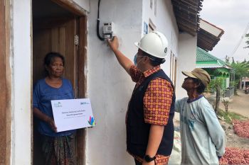 Tak Nebeng Lagi, Ibu Nayem Kini Punya Sambungan Listrik Sendiri Dari PLN
