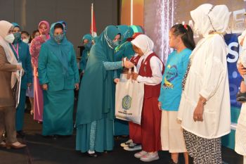 Pemberian bantuan bagi kelompok anak warnai peringatan HKG PKK Sulsel 2022