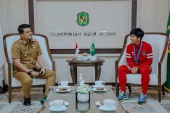 Wali Kota Medan hadiahi Crespo dan kedua orang tua naik haji