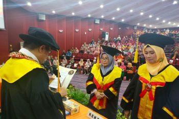 Universitas Negeri Makassar kukuhkan dua Guru Besar
