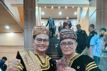 Kepala Departemen Komunikasi Semen Padang hadir Paripurna HUT Kota Padang dengan pakaian adat