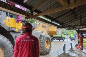 Longsor Jalan Padang-Solok, Semen Padang kirim alat berat dan relawan