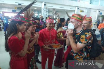 Tarian Kahanjak Atei sambut puluhan atlet UCI MTB di Palangka Raya