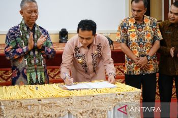 Wabup Pesisir Selatan dan Rektor UIR teken MOU
