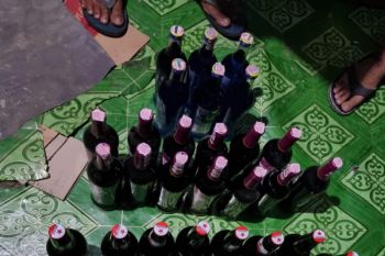 Polisi sita puluhan botol minuman keras tradisional di Bima