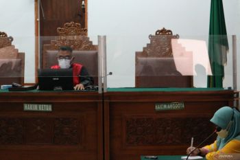Hakim tunggal PN Jaksel tolak praperadilan Bupati Mimika Eltinus Omaleng
