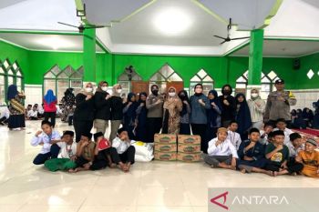 Polwan Polda Sulawesi Tenggara bantu anak yatim di 18 panti asuhan
