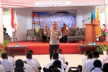 Kapolda NTT ajak mahasiswa bijak menggunakan internet