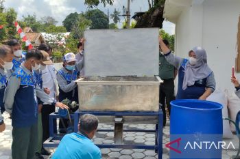 Desa Karang Dapo OKU berdayakan masyarakat buat pakan ikan