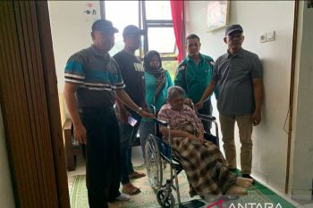 Dua warga disabilitas dapat bantuamkursi roda dariDSPPKBPPPAPadang Panjang