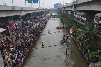 Panjat pinang hingga gebuk bantal meriahkan HUT Ke-80 RI di Kalimalang