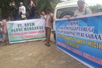 Warga blokade jalan menuju pabrik sawit PT RPSM Kinali Pasaman Barat