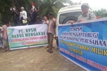 Jalan pabrik kelapa sawit PT Rimbo Panjang Sumber Makmur diblokir warga (Video)