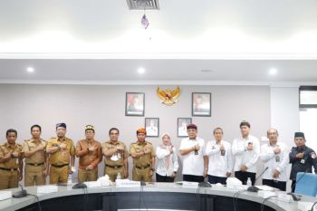 Gubernur Serahkan Sertifikat Tiga Instansi Vertikal