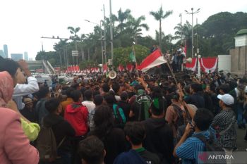 HMI tutup jalan depan Gedung DPR saat demo tolak kenaikan harga BBM