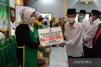 Pemprov-Baznas Jateng serahkan modal usaha untuk kurangi  kemiskinan