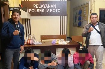 Polisi tangkap empat pemuda sedang berjudi online di Malalak Agam