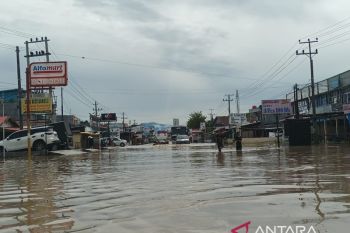 Bagian jalan lintas Bengkulu-Sumatera Barat ditutup akibat banjir