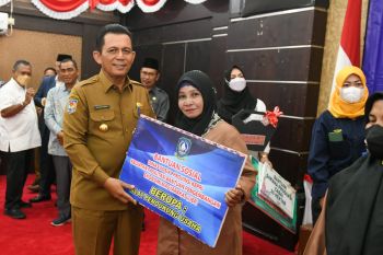 Pemprov Kepri salurkan bansos tanggulangi angka kemiskinan