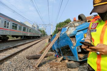 Angkot alami rem blong tertabrak KRL di Bogor